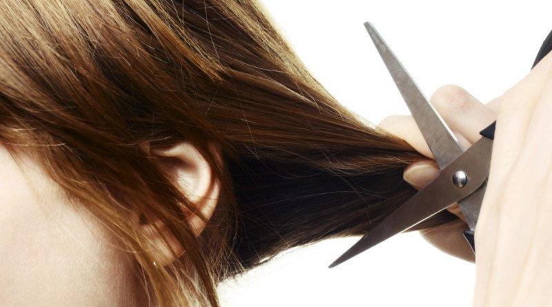 Sau sinh mẹ hoàn toàn có thể cắt tóc, tuy nhiên nên tùy vào tình trạng sức khỏe