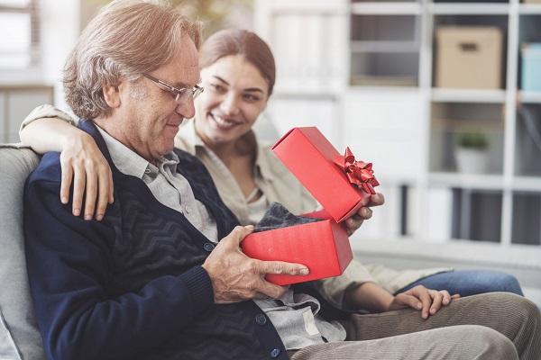 Tặng quà sinh nhật cho đàn ông trung niên 50 tuổi thì nên tặng gì?