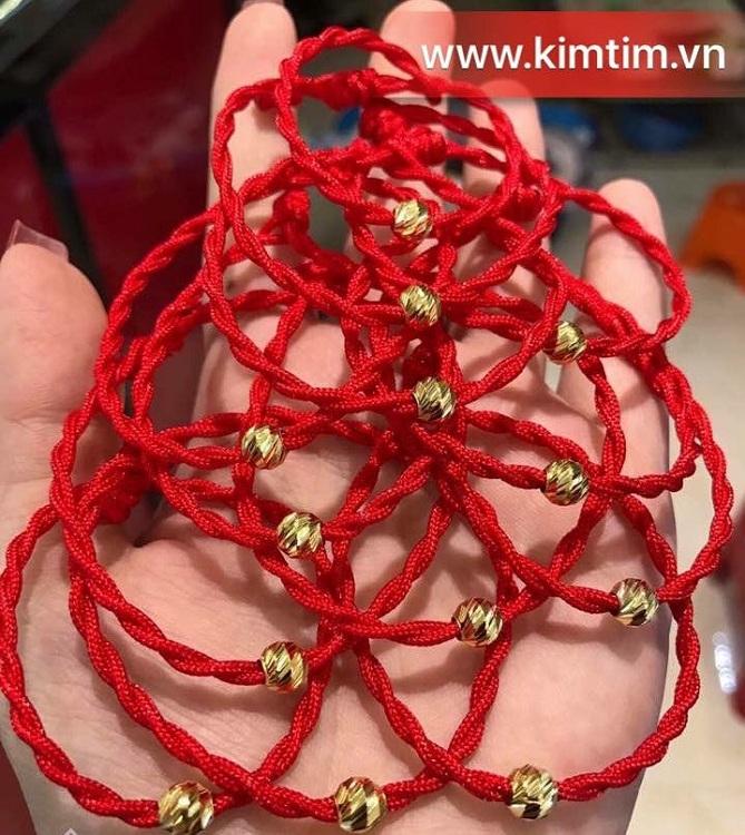 Charm vàng và sợi chỉ đỏ may mắn