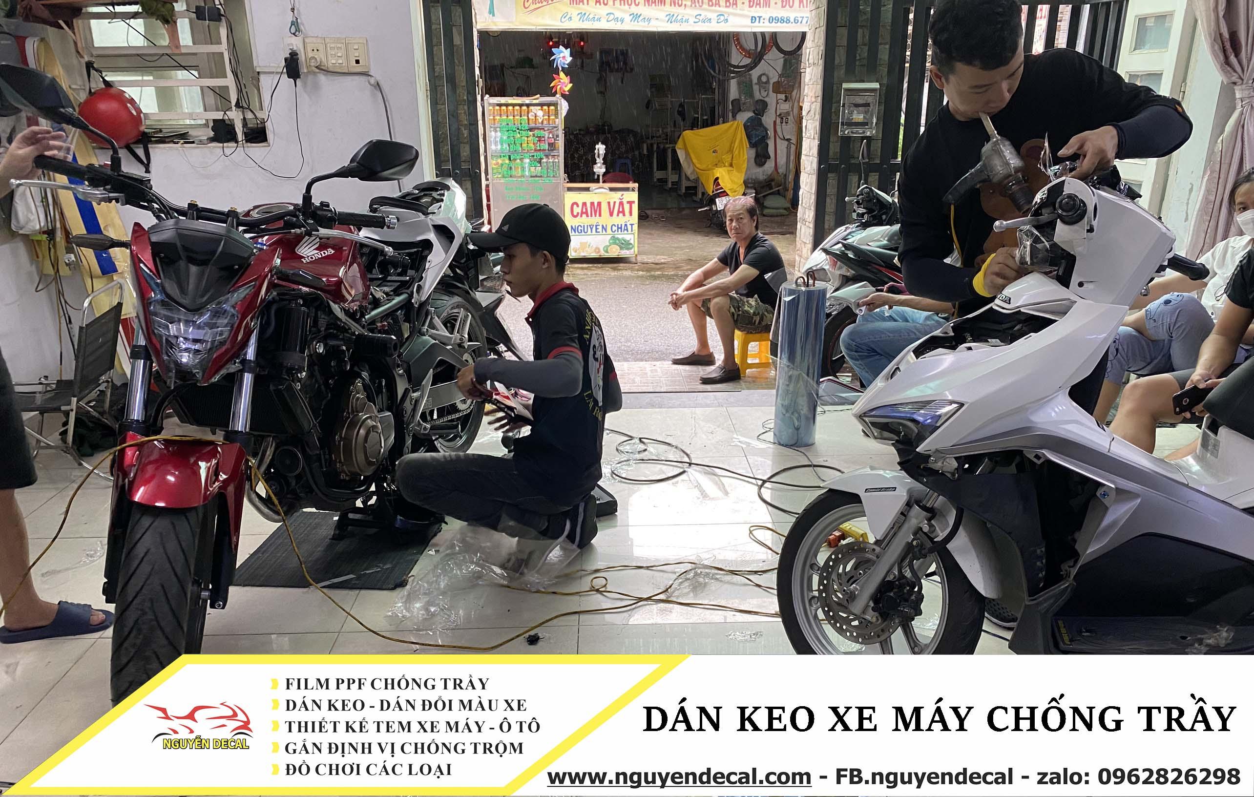 Dán keo xe máy chống trầy