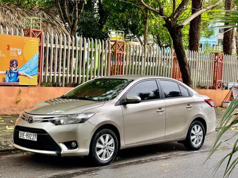 Toyota màu vàng cát