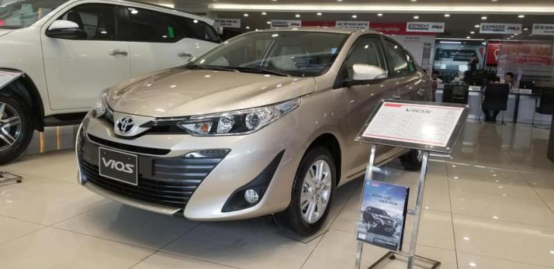 Toyota màu vàng cát